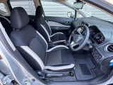 【運転席&助手席】シートは硬くなく座りやすい仕様です!シート色が黒色なので汚れも目立ちにくいですよ(^▽^)/ホワイトの差し色もキレイです♪