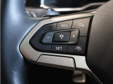 ステアリング左側にはクルーズコントロールなどの運転支援機能を操作するスイッチを配置しています。