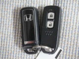 ◆スマートキー◆カギをバッグやポケットに入れたままでもドアロックの開閉ができる『スマートキー』付き!雨天や暗くなってもカギを取り出す必要がなくドアの開錠&エンジンも始動できます