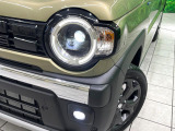 【LEDヘッドライト】悪天候や夜間走行時も良好な視界を確保し安心して運転できる高輝度LEDヘッドライトを装備!点灯速度が早く、消費電力も抑えられています。