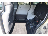 【チップアップシート 】座面を跳ね上げることで、後席足元に高さのある荷物を積むことができます!