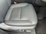 運転席・大きなしわやへたりなど無く綺麗な状態です。