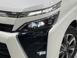 【LEDヘッドライト】悪天候や夜間走行時も良好な視界を確保し安心して運転できる高輝度LEDヘッドライトを装備!点灯速度が早く、消費電力も抑えられています。