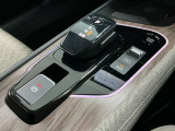 前後の動きだけで簡単に操作できる先進的なデザインの電制シフト。扱いやすく、手に馴染みやすい設計となっています。電子パーキング・オートブレーキホールド付き