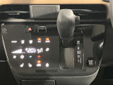 自然に手が届き操作性の良いシフトレバー!