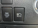【オートマチックハイビーム】フロントガラスに置かれるカメラを使って対向車や先行車を検知し、オンにしておけばロービームとハイビームを状況に応じて切り替えてくれます♪