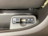 ETCがついています。高速道路の料金所の通過も楽々です。カードの取り出しもしやすい場所についています。