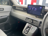 助手席周辺はこのようになっております。運転手だけでなく助手席に一緒に乗られる方も広々と快適にお乗り頂けるような設計です!各種装備を次の写真からご案内いたしますのでご覧ください。