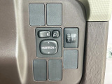【電動格納ミラー】サイドミラーは電動格納式となっており、狭い駐車場でもキズがつくリスクを抑えられます。