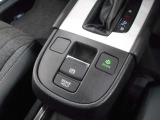 スイッチ操作ひとつでパーキングブレーキをオン/オフできる電子制御パーキングブレーキです。ブレーキホールド機能で発進時にアクセルを踏めば、自動的に解除されます。