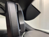 自動防眩機能を備えたルームミラー。ETC車載器を搭載しておりスタイリッシュかつ機能性を兼ね備えております。