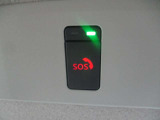 SOSコールは急病時やあおり運転被害などの危険を感じた時スイッチを押すと専門のオペレータに繋がって警察や消防への連携をサポ―トしてくれます。万が一の事故発生時にはエアバック展開と連動して自動通報します。