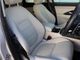 運転席・助手席ともに電動シート&シートヒーターを装備。季節を問わず快適なドライビングをサポートします。