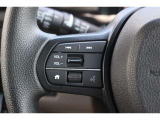 ハンドル左部分でオーディオ操作が可能。そのため、運転中でも目線をずらさずに安全運転♪