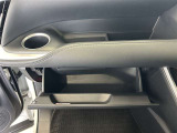 ちょっとしたところは収納ボックスにもなっています。車内はサイズも決まっているので、収納が少ないと思っているアナタ!ご安心ください。さまざまなところに収納が隠れているんです♪