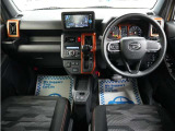 運転にかかわる様々な操作を安全に行えるように視点移動が少なく、操作性に配慮されたスイッチ類が凝縮されたコクピットです。