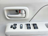 【ウインドウロック】運転席の窓操作部分です。小さなお子様が窓を勝手に開閉することのないよう、運転席以外の窓を操作できないようにするボタンがあります。