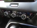 オートエアコンは左右席で独立温度コントロールが可能です。運転席はキンキンに冷やして助手席はマイルドにと言った設定が可能です。暑さ寒さでケンカすることもなくなりますね。