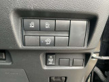 運転席からでもワンタッチで左右スライドドアの開閉操作が行えます。