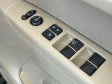 【電動格納ミラー】サイドミラーは電動格納式となっており、狭い駐車場でもキズがつくリスクを抑えられます。