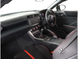 お車は展示前にルームクリーニングと除菌を実施!展示中もシート、ハンドル、シフトにはビニールと足元にはマットを敷いて展示してあります!!