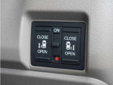 【両側電動スライドドア】ボタンを押すだけで両側のスライドドアの開閉が可能。もちろんキーからの操作も可能。お子様を抱いている時・両手いっぱいの荷物を持ってる時など非常に役立ちます。