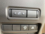 各種安全装置のスイッチが、運転席右側に配置されております。