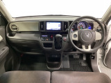 車内は光触媒抗菌消臭施工済です。インパネ周りはスタイリッシュなデザインです。グローブボックスやカップホルダーのほかにトレーなどたくさんの収納スペースが付いています。