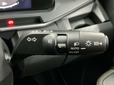 【オートライト】車のセンサーが周囲の明るさを感知し、自動でヘッドライトを点灯・消灯する機能です。この機能は夕暮れ時の交通事故が多い時間帯の安全性を高めてくれます。