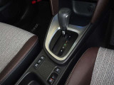 電動パーキングブレーキ・ブレーキホールドを装備してます。ホールド機能は信号待ちが多い一般道で疲労軽減になり、大好評です!