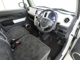 シンプルで使いやすいデザインの運転席です。