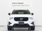 ボルボXC40は、よりスマートに、より大胆に生まれ変わりました。刷新されたフロントフェイス、先鋭的な躍動感を感じさせるスタイリング。SUVの姿を体現するプロポーションは力強さに溢れた佇まいを見せます。