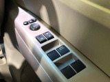 【電動格納ミラー】サイドミラーは電動格納式となっており、狭い駐車場でもキズがつくリスクを抑えられます。
