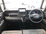 【インパネ全体】手が届きやすく、どなたでも運転しやすいです。シンプルで使いやすい設計になっています!