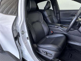 運転席/助手席です。姿勢が崩れず正確なステアリング操作で安心です。