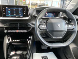 プジョーの特徴でもある小径ハンドル。女性の方でも運転しやすいです♪