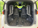 普段のお買い物や通勤、送迎等に十分な荷室スペースを確保しております。3列目を跳ね上げると、大きな荷物の積載も可能です♪