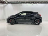 モータースポーツにて勝つためのデザインを追及。そのため、ベースはヤリスでも細部まで軽量化や機能性の強化が図られています。