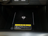 ワイヤレス充電対応のスマートフォンを置くだけでさっと充電できます。充電ケーブルが必要ないので車内がすっきりします。
