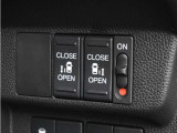 【両側電動スライドドア】ボタンを押すだけで両側のスライドドアの開閉が可能。もちろんキーからの操作も可能。お子様を抱いている時・両手いっぱいの荷物を持ってる時など非常に役立ちます。