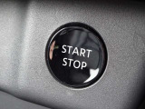 【プッシュスタート】キーが車内にあれば、エンジンの始動・停止はブレーキを踏んでスイッチを押すだけ!キーを取り出す手間を省き、ワンプッシュで操作するので簡単でスムーズ!