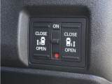 【両側電動スライドドア】ボタンを押すだけで両側のスライドドアの開閉が可能。もちろんキーからの操作も可能。お子様を抱いている時・両手いっぱいの荷物を持ってる時など非常に役立ちます。