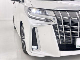 フォグランプ装着車です。暗い夜道の車両前方を明るく照らします