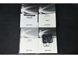 保証書・記録簿・取扱説明書と揃っていいます。キーの電池は新品にお取替えしてから納車させて頂きます。