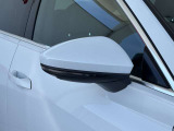 ●アウディサイドアシスト『後方の死角を並走する車両を検知しドアミラーの内側のLEDが点灯。ドライバーに注意を促し事故を未然に防ぐシステムです。』