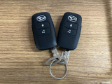 【スマートキー】 スマートキーを携帯していれば、ドアハンドルのボタンを押してロックの解除ができ、パワースライドドアもワンタッチで開閉できます。