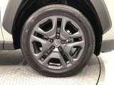 【純正アルミホイール】です!車両デザインに合わせてホイールをデザインしているため、見た目にもカッコイイアルミホイール♪洗車もラクチンで錆びません。