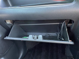 【グローブボックス】大容量のグローブボックスです!!車検証ケース他、日頃使う小物類の収納スペースもたくさんあります!