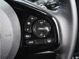 【アダプティブクルーズコントロール】ステアリングのスイッチを操作するとミリ波レーダーで先行車との距離を測定。設定を適切に保ちながら加速・減速、さらに停止まで自動に追従します。