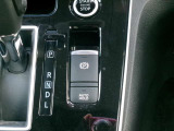電動パーキングブレーキ装備!また、オートブレーキホールド機能もありますので、停車時ブレーキペダルから足を離してもブレーキ力を保持しているので動き出しません。(アクセルペダルを踏むと解除され発進します)
